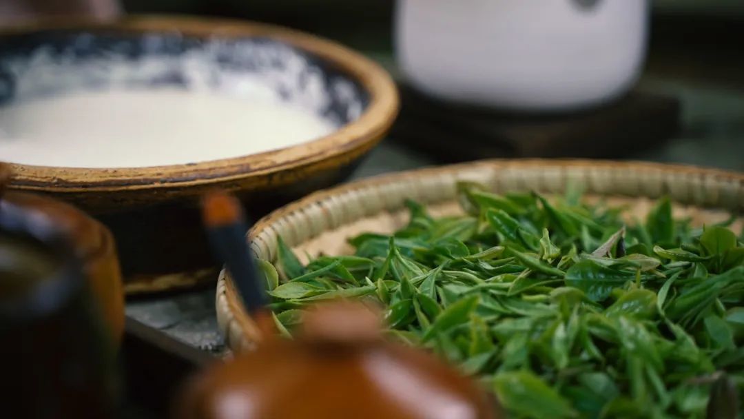 一碗又香又糯的茶叶粥,一张清香酥脆的茶叶饼,一碟麻辣爽口的凉拌小菜