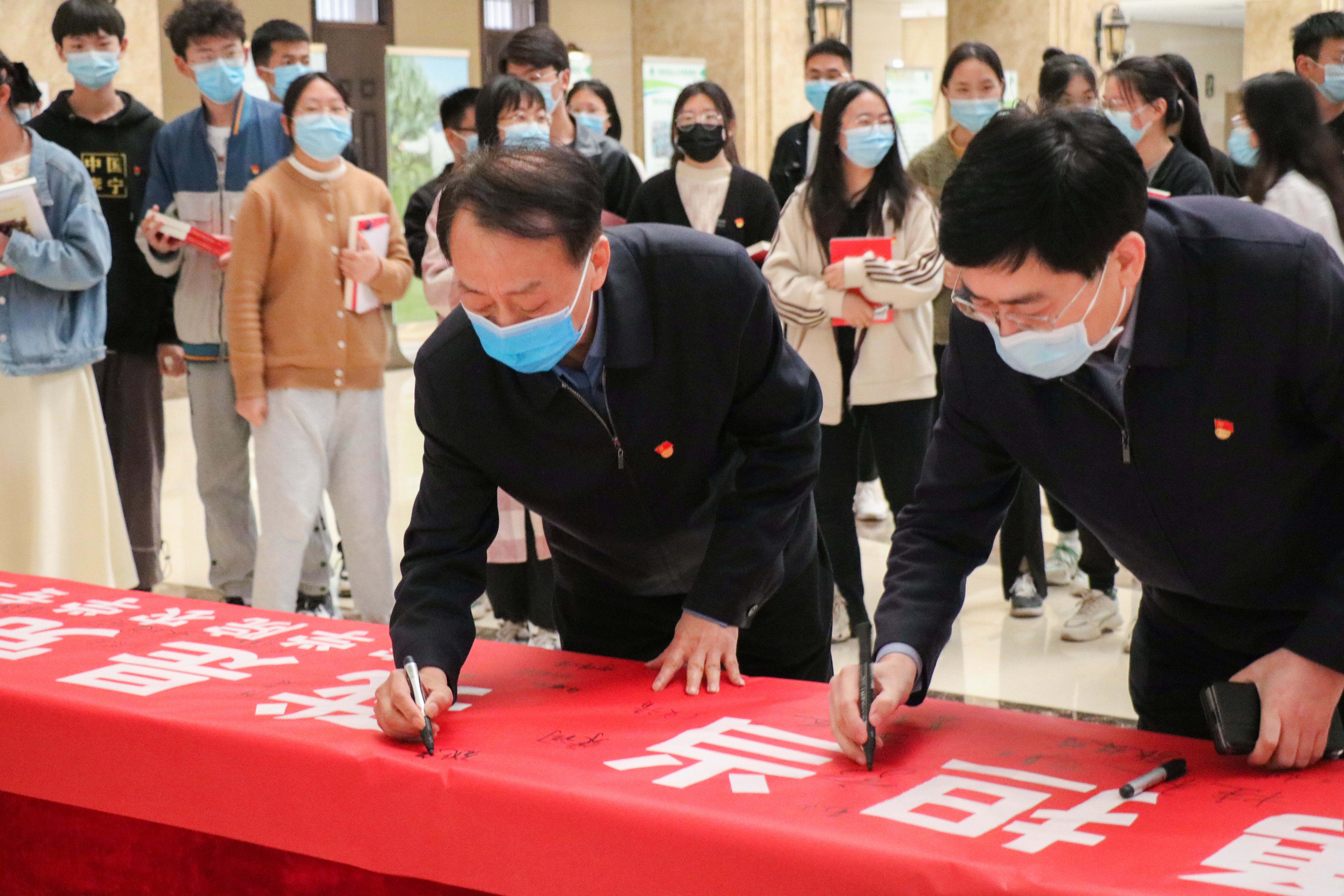 河南农业大学党委书记魏蒙关参加农学院学生党支部主题党日活动