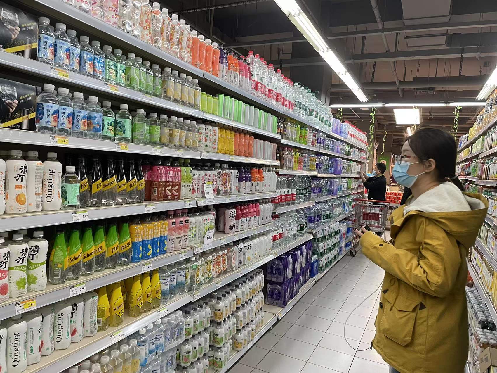气泡水占据了超市货架的C位。王小月/摄
