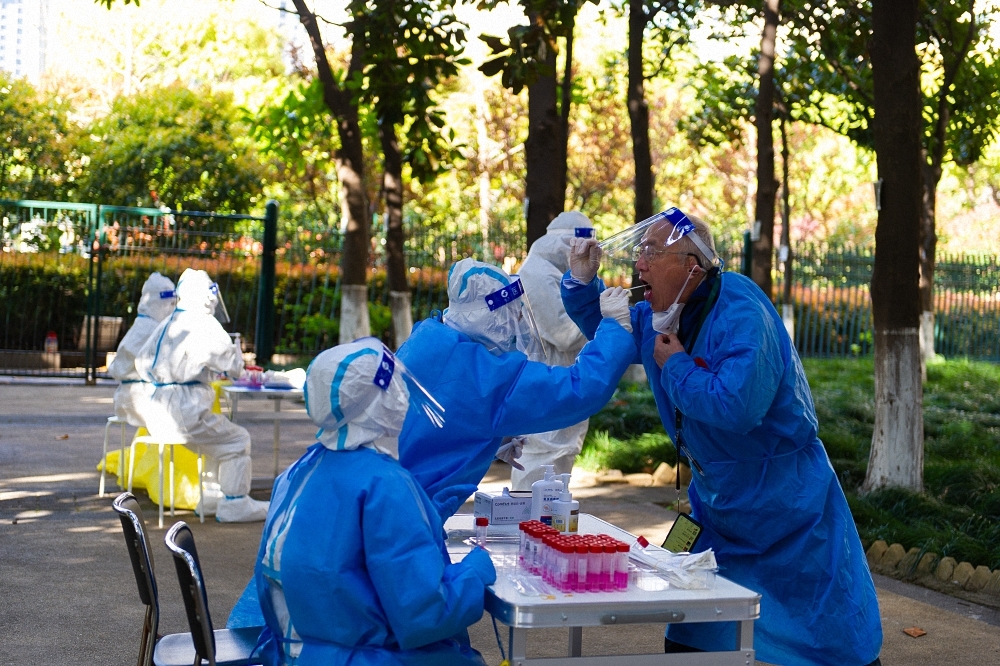 2022年4月4日上午，医护人员为志愿者进行核酸采样。