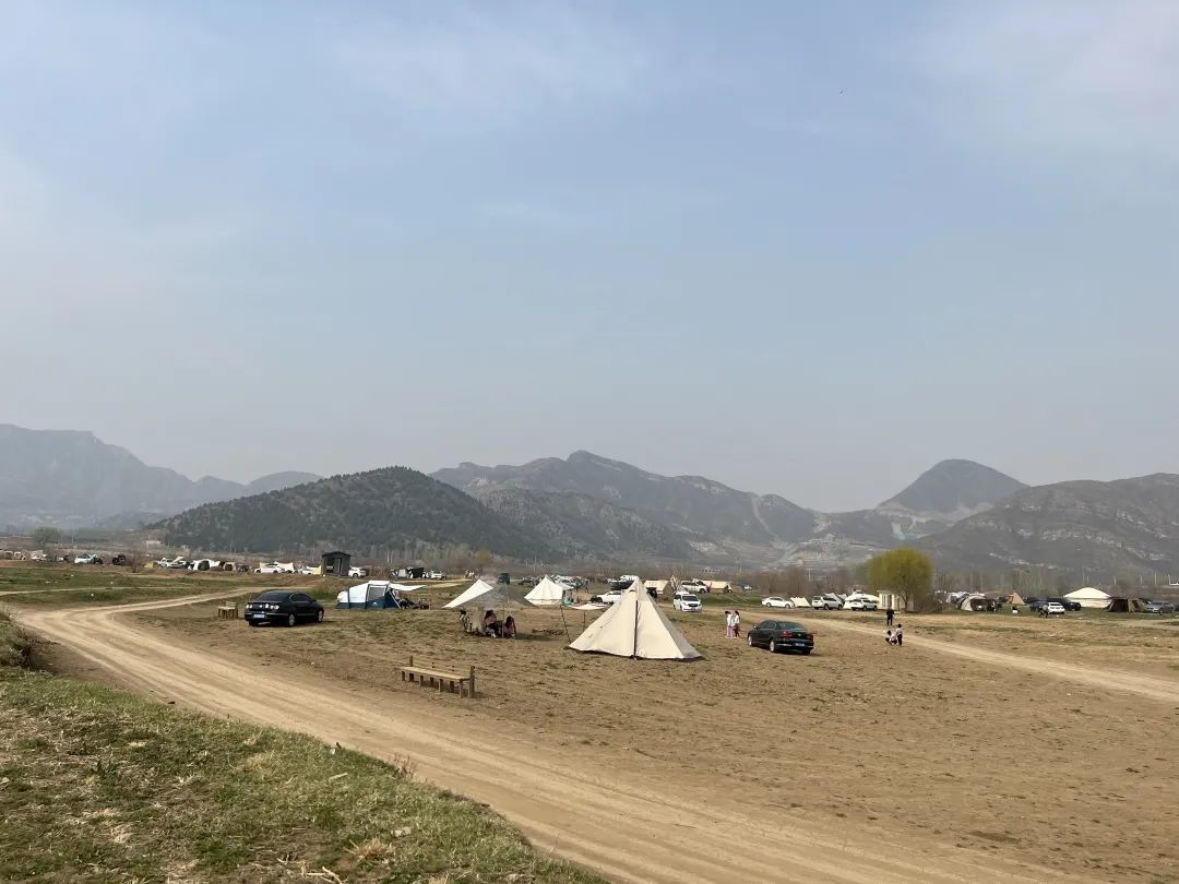 图：站在停车场俯瞰营地 远处全是帐篷