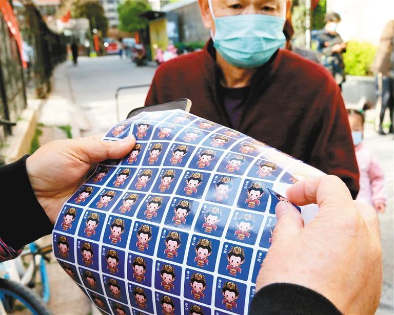 4月6日， 大学东路市民排队做核酸检测后领取“唐小妃”贴纸。 记者 尚洪涛 摄