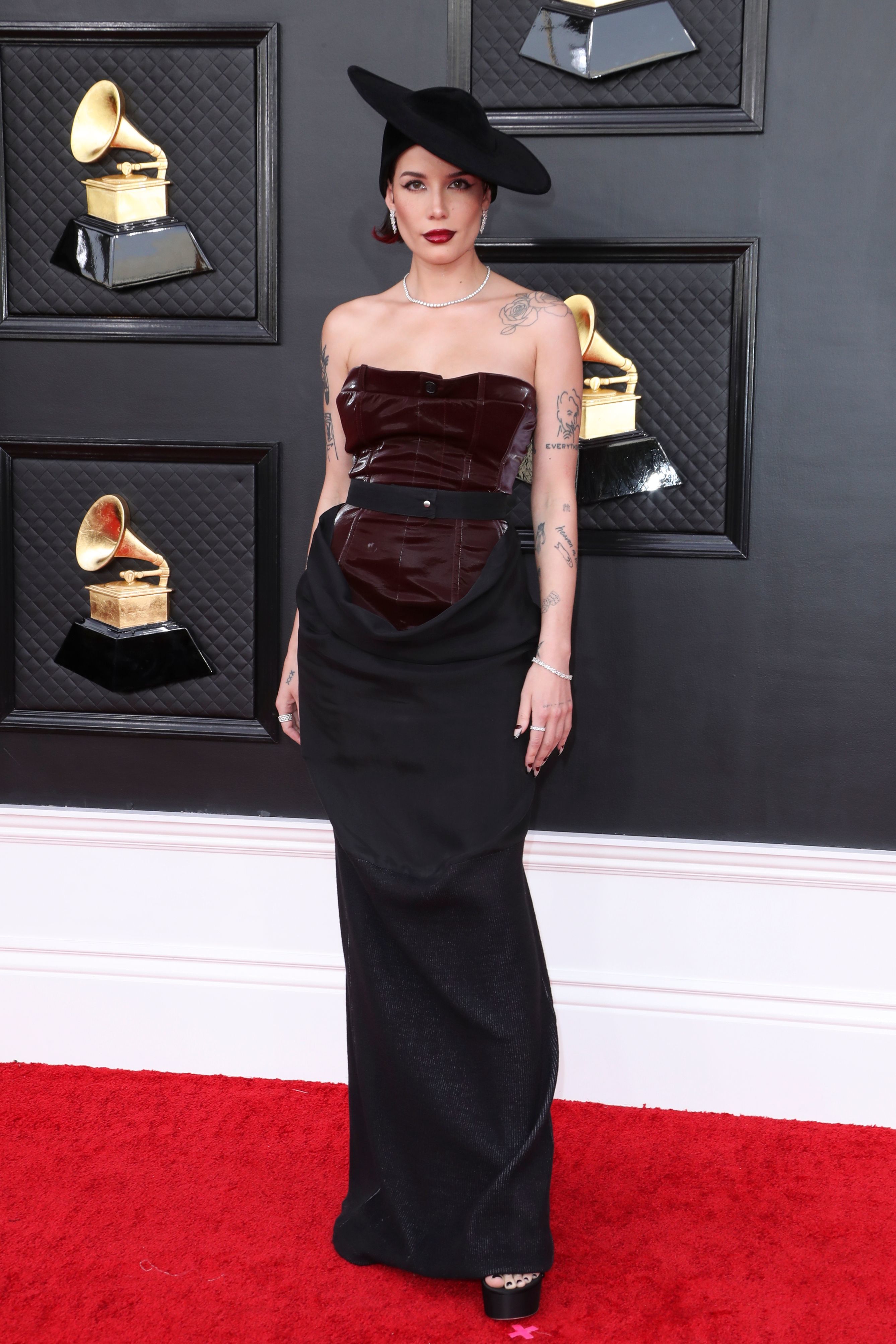 64届格莱美红毯稳定发挥bieber夫妇亲吻成最大看点