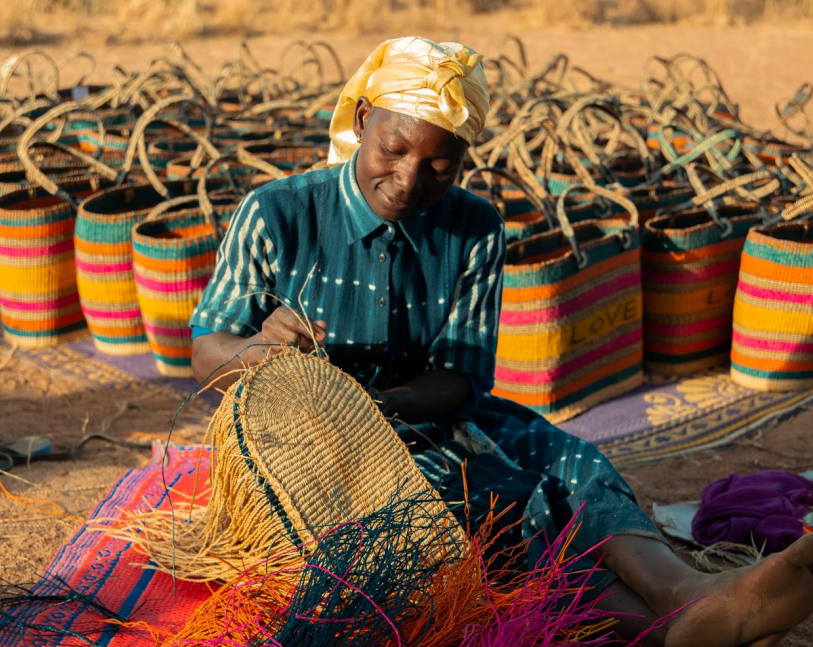 & soda的合作,我们打造出born to love包袋,由加纳当地的女性手工艺