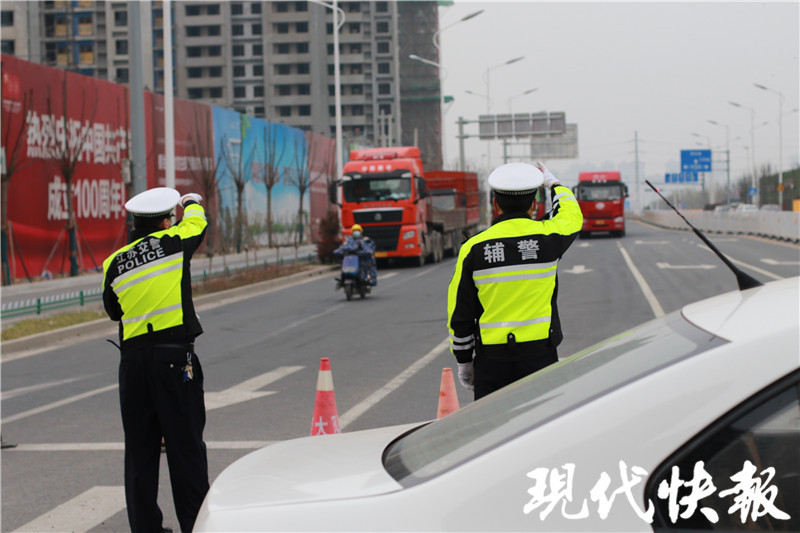 △民警在道路查控点执勤