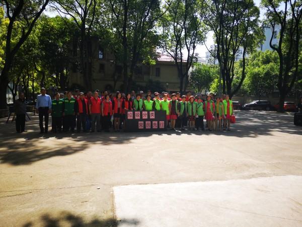 图说：奚健（左二，蓝色上衣者）配合居委会一同开展全市垃圾分类的宣传及动员大会。采访对象供图（下同）