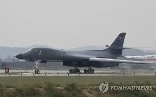 2016年在韩国乌山基地降落的B-18轰炸机