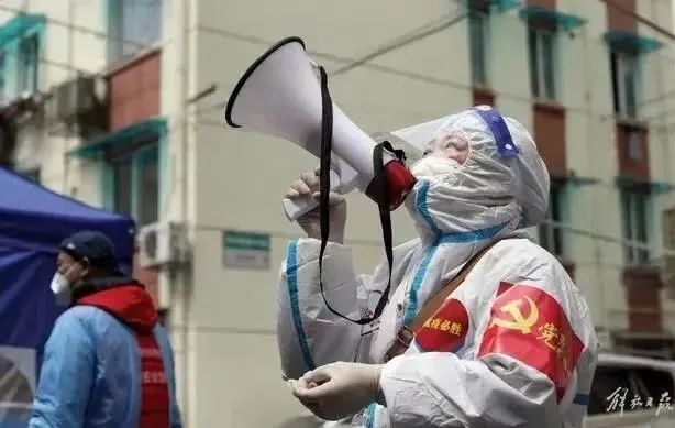上海在职党员参与防疫工作。图源：解放日报
