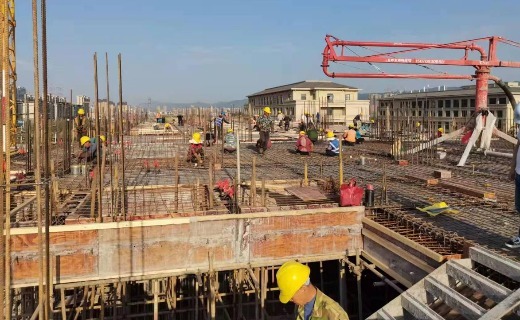 工人在楼层捆扎钢筋