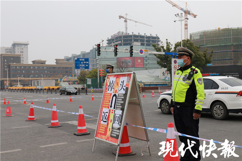 △民警在道路查控点执勤