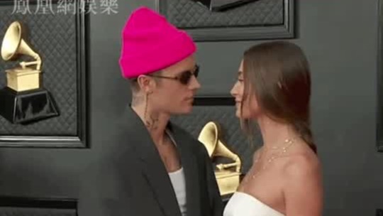 比伯海莉格莱美红毯吻 结婚三年依旧甜蜜