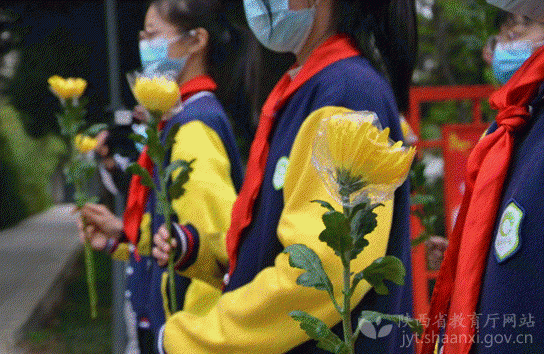 西安市新城区秦川小学少先队员为革命烈士献上鲜花