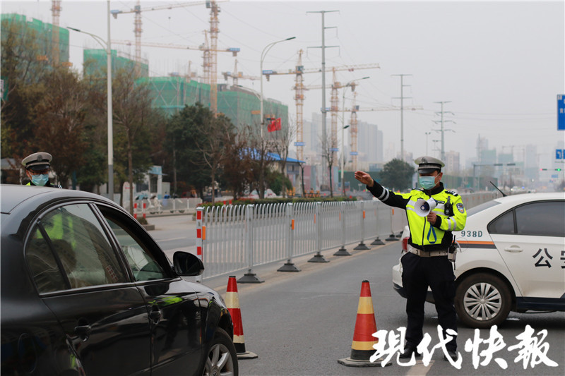 △民警在道路查控点执勤