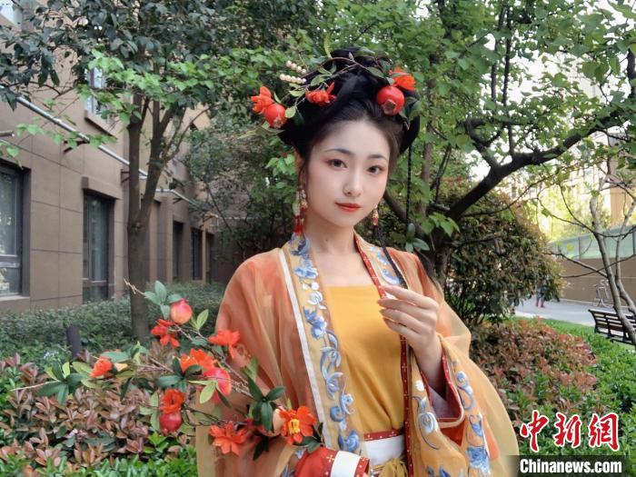 图为梳妆完毕的"石榴花神"常鏸文 受访者供图