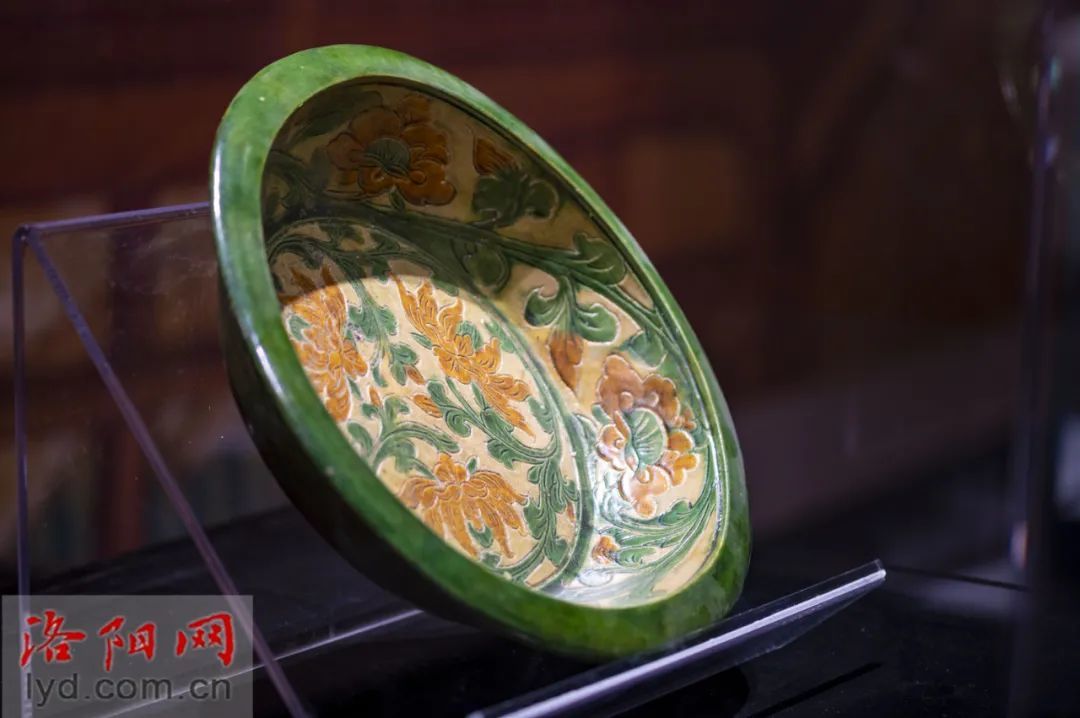 ▲三彩牡丹纹大盘