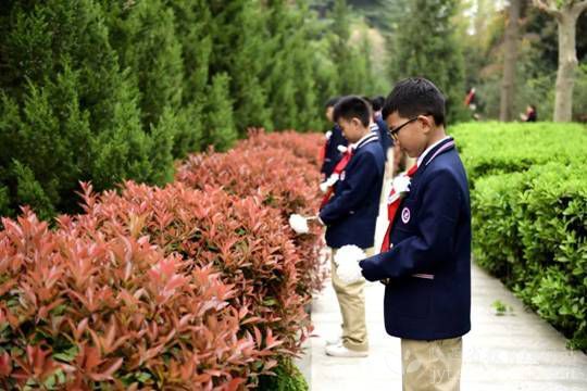 西安经开第三小学生在西安市烈士陵园祭扫先烈