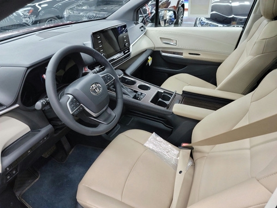 22款丰田塞纳25l国六内部价三十余万裸
