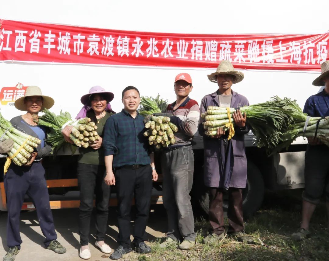 装菜上车捐赠人潘亮亮在搬运蔬菜装车4月7日下午,丰城市袁渡镇珊瑚村