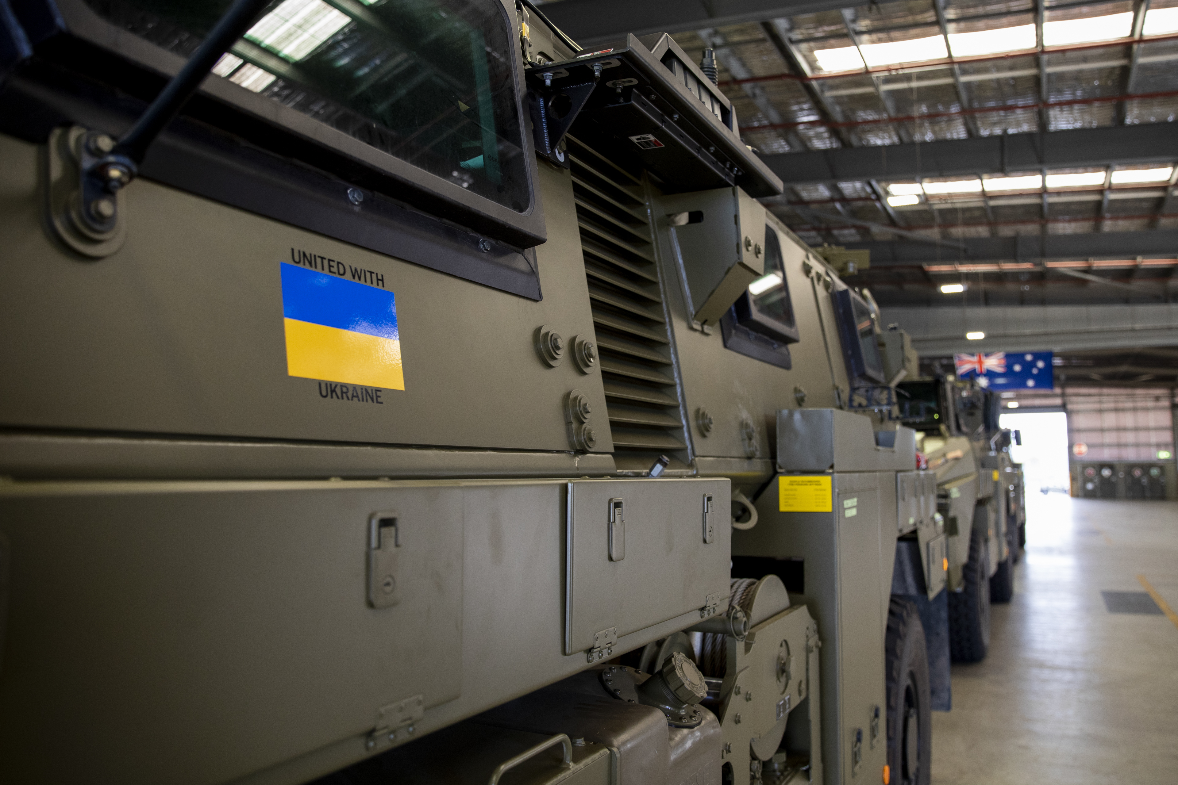 现场画面曝光 澳大利亚用军机向乌克兰运送装甲车