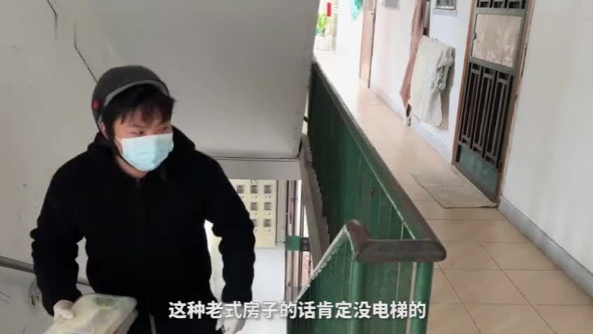 上海战疫｜为了独居老人，封控期他每天派送千份“助老餐”