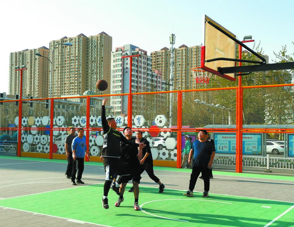 裕彤国际体育中心西广场标准篮球场激战正酣.