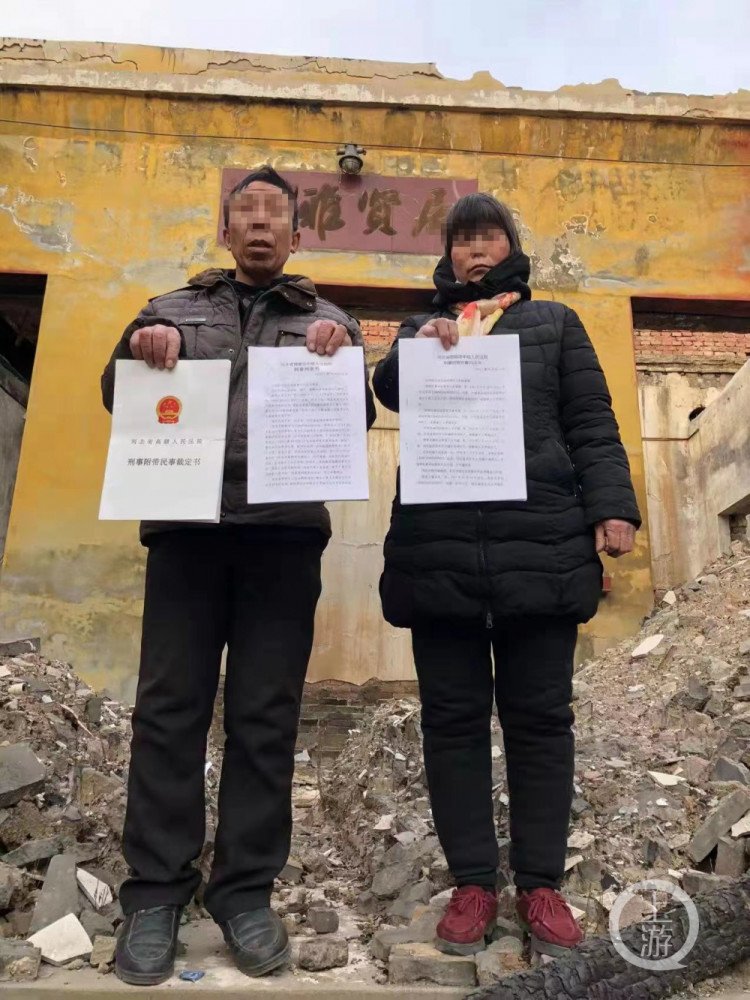 王学斌被砍后没有立即死亡,受伤后跑到门外;曹卫杰持菜刀跟着他到了