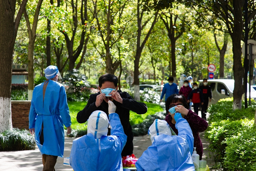 2022年4月4日上午，居民有序进行核酸采样。