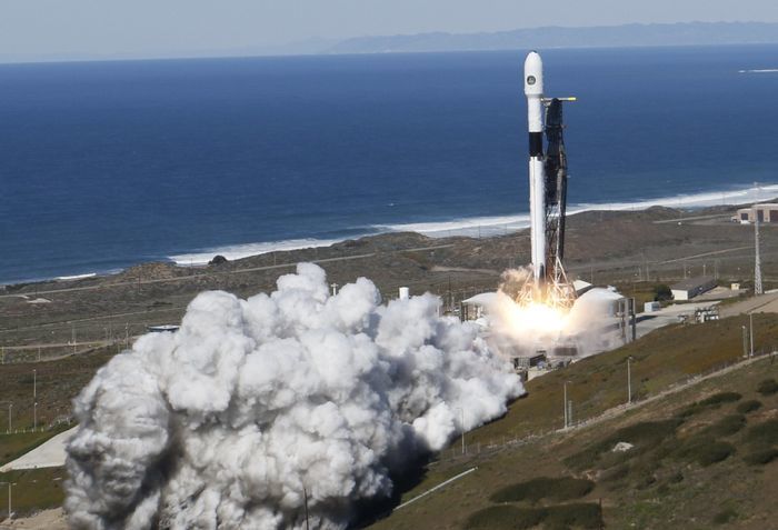 SpaceX火箭发射升空