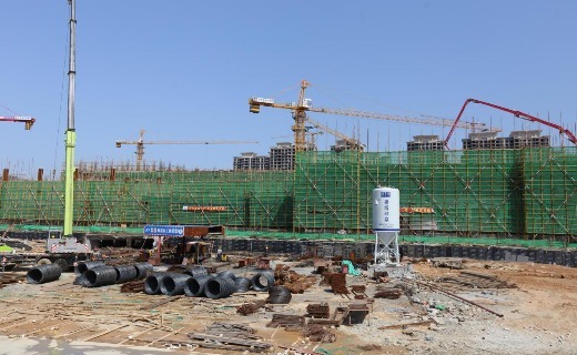 正在建设的昌南新区康养服务中心项目工地