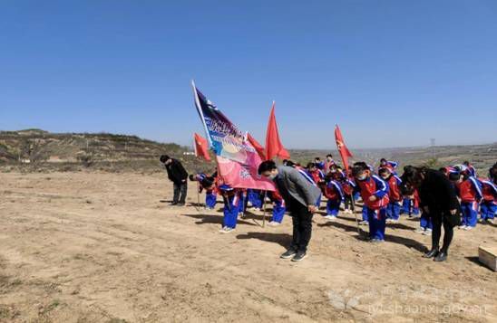 咸阳市三原县师生参加清明烈士祭扫活动并向烈士鞠躬