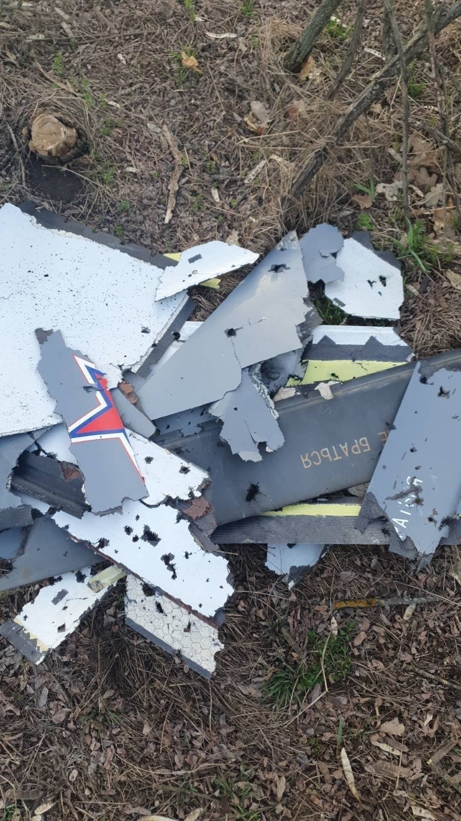乌克兰击落俄军新型“猎户座”无人机 残骸照片曝光