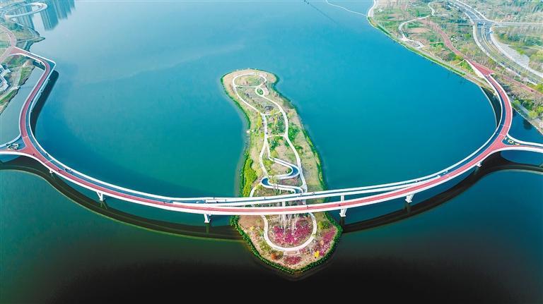 西安奥体中心附近横跨灞河两岸的自行车道