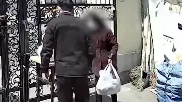 上海一大妈将邻居网购千余元菜偷走 失主：将报警处理 