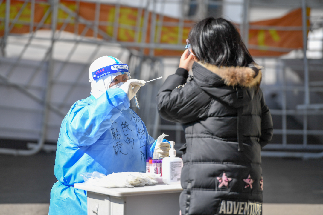 3月30日，在长春市南关区一处核酸检测采样点，居民在接受核酸检测采样。新华社记者 张建 摄