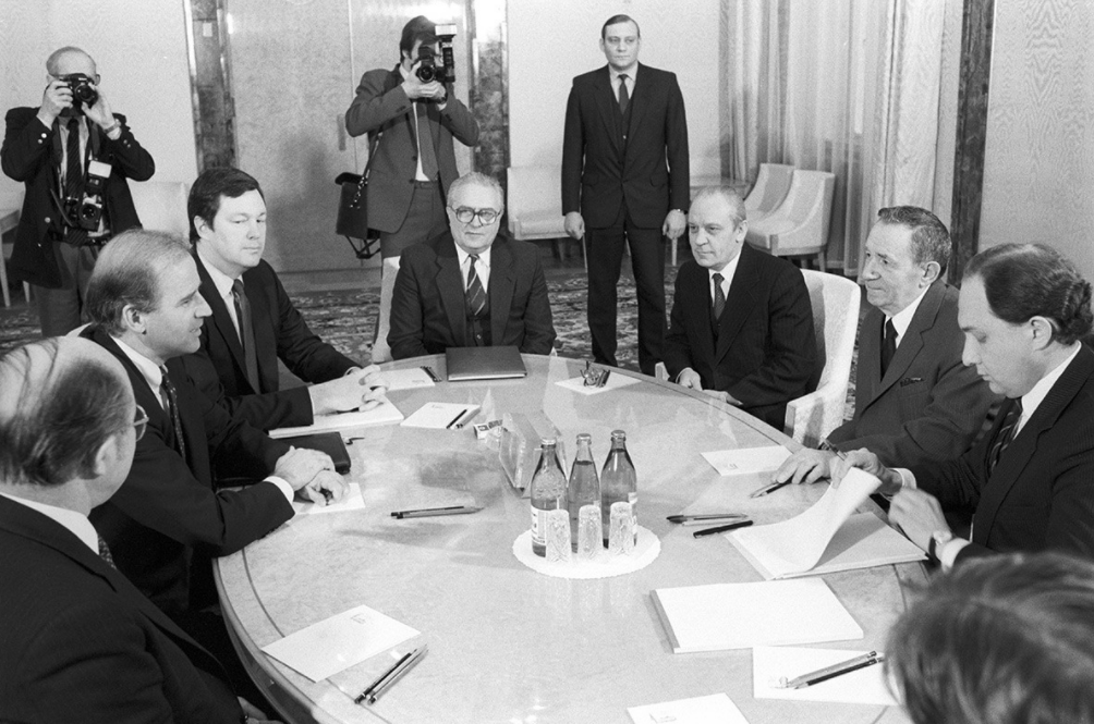 1979�꣬�ݵǣ�������ߣ���ÿ���ķ�ֹ����������ⳤ�����׿»�̸�ڶ��׶�ս������������Լ