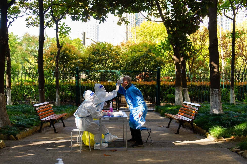 2022年4月4日上午，来自浙江的医护人员为志愿者进行核酸采样。