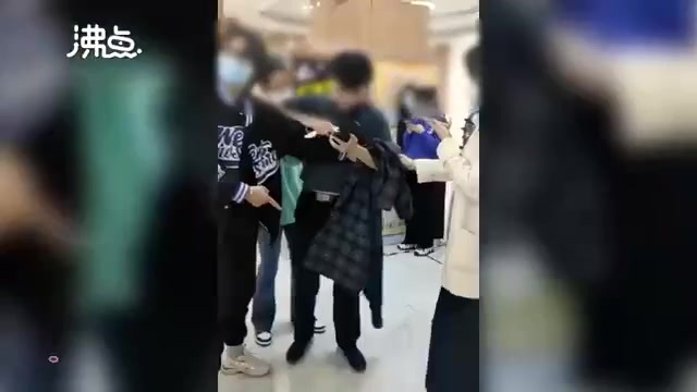 郑州经贸学院通报男子餐厅偷拍：涉事学生开除学籍 已被警方行政拘留