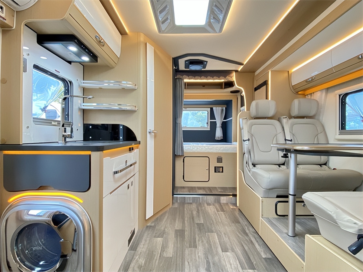 铂驰旅行家双拓展房车,免漆铝板箱体结构欧式房车生产工艺