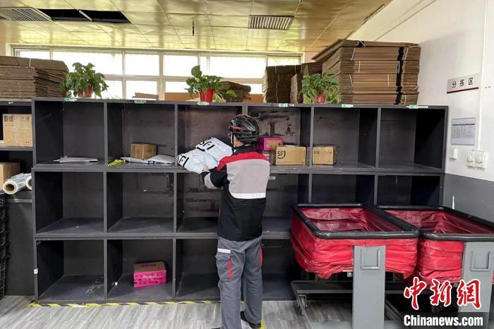 图为快递员正在收发快递。 张卓凡 摄