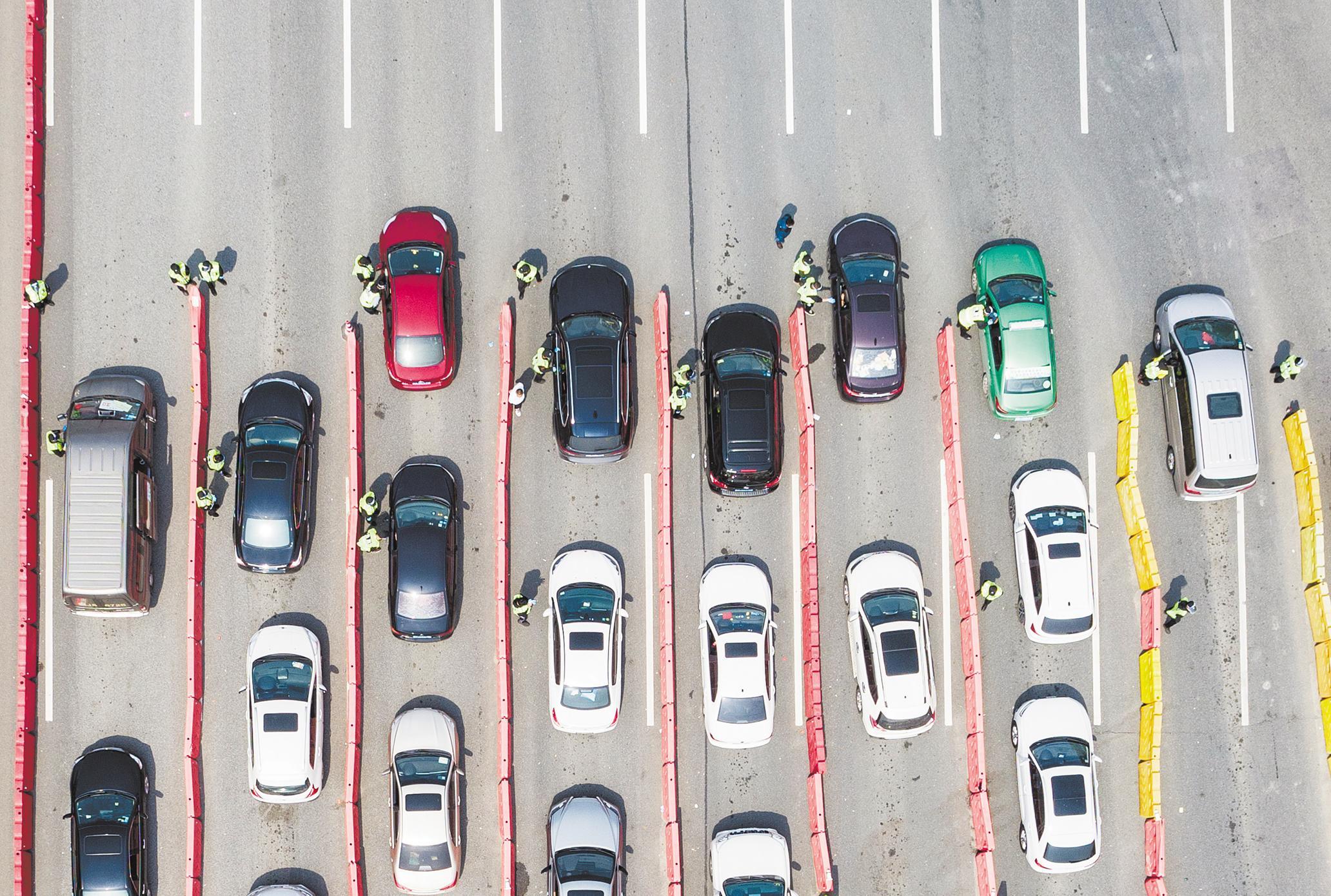 高速路口防控排查井然有序
