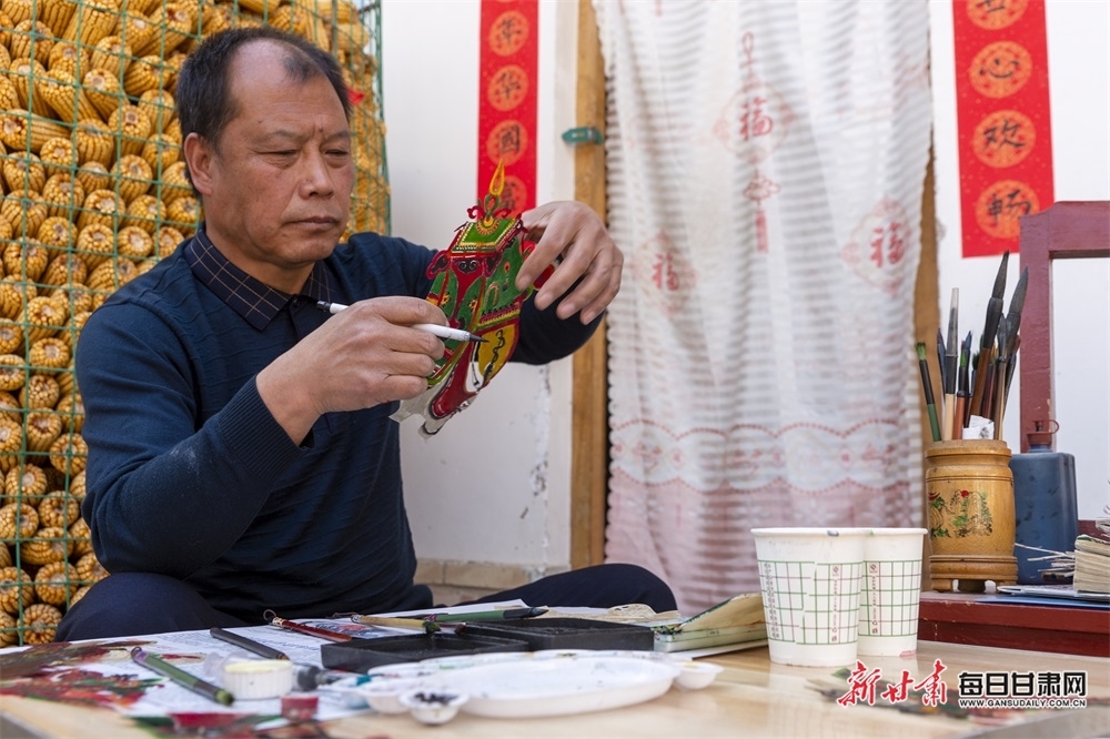 黃土塬上農民追光四十餘載傳承祖傳七代皮影技藝