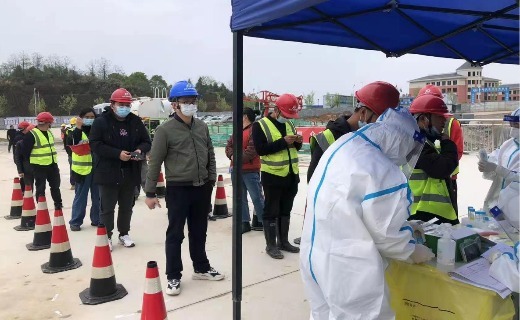 施工人员排队做核酸检测