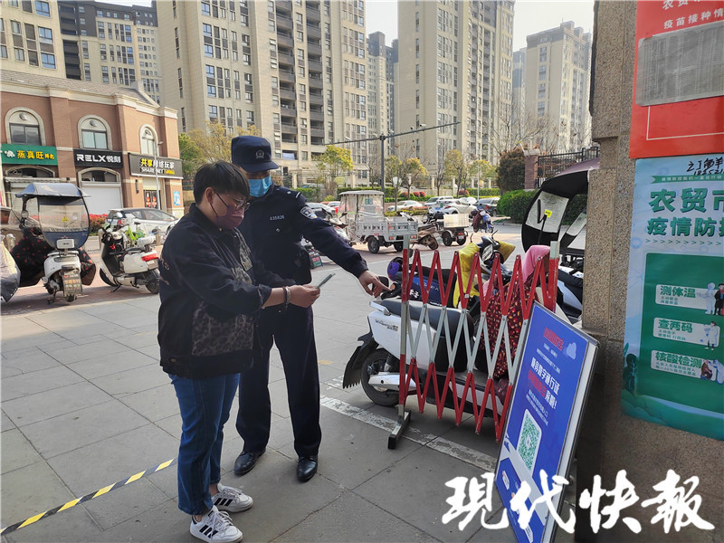 △民警引导市场扫描场所码