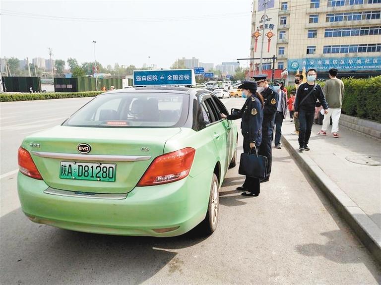 执法人员正在抽查车辆。（首席记者 梁璠 摄）