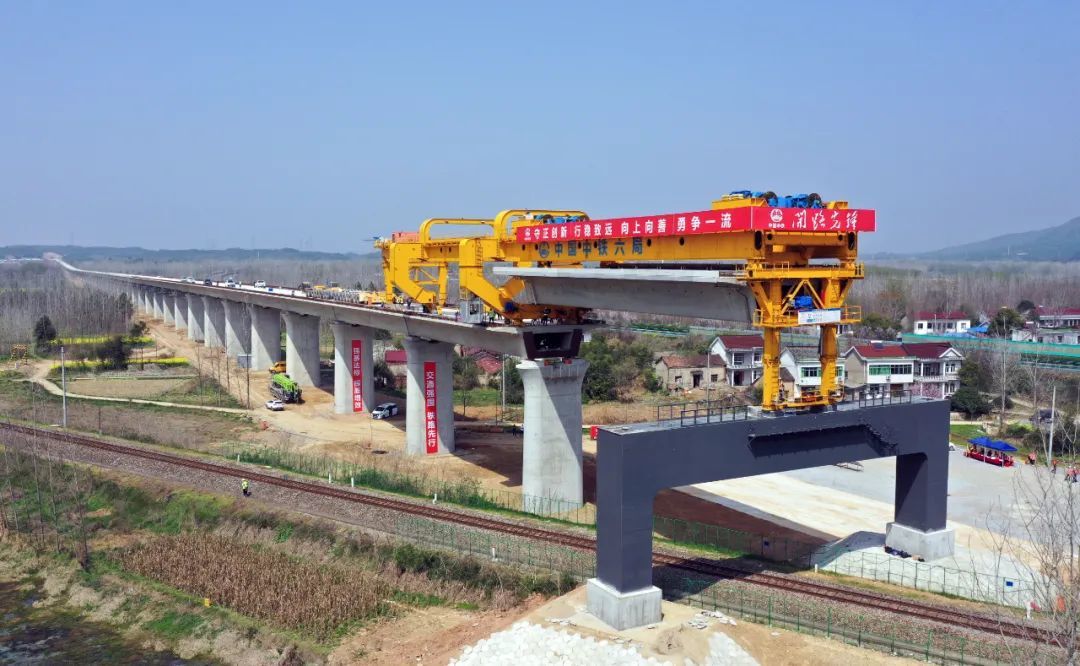 安徽这条新建高铁成功上跨皖赣铁路