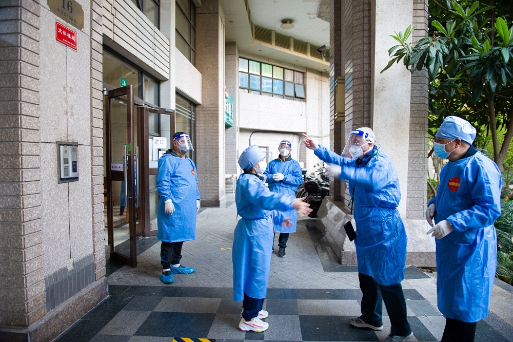 2022年4月4日上午，上海市普陀区宜川街道中远第一居委志愿者正在做核酸筛查前准备。