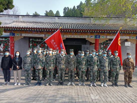 陕西能源技工学校师生们在革命烈士纪念馆前合影留念