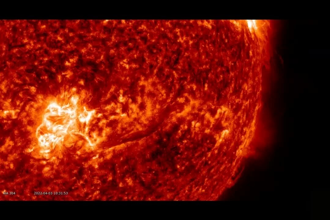 每日太阳图：今天格外红，还有太阳耀斑的爆发