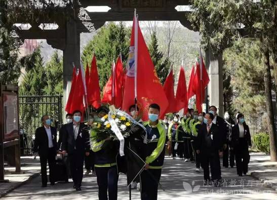 旬邑县恒大中学组织师生代表前往旬邑县烈士陵园祭扫烈士陵墓活动