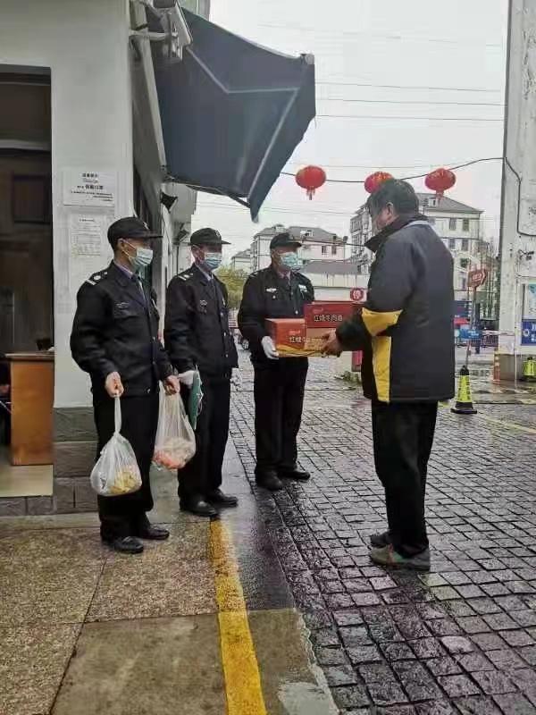 图说：奚健过年期间代表犇舟物业管理有限公司公司对一线员工送温暖